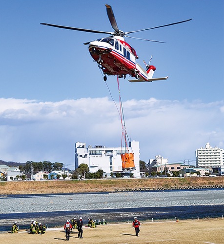 消火用バケットを吊り上げるヘリ「はまちどり２」