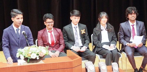 登壇するリバティ小田原日本語学校の学生