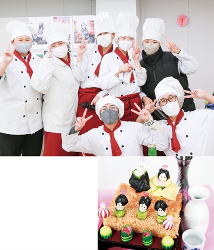 日頃の学びの成果を披露した生徒（上）と、展示された作品の一例（右）