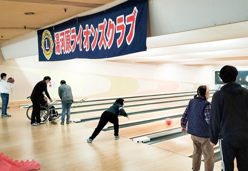 ボウリング大会を楽しむ参加者