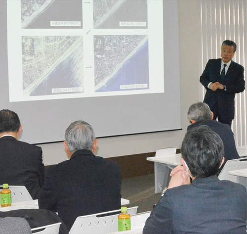 海岸の写真を示し解説する鈴木博晶氏