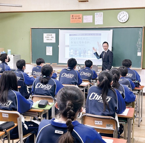 スライドなどを活用して生徒に説明した