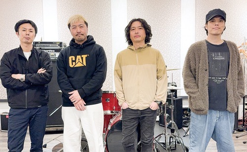 藍坊主のメンバーと亀井さん（左から２番目）