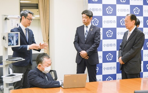 機器の説明を受ける加藤市長(中央)