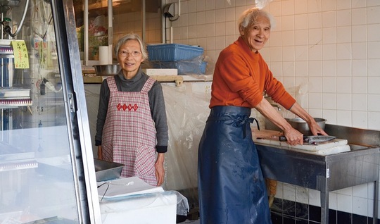 市川宣嘉さん（右）と姉の和子さん