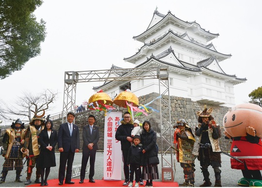 証明書を受け取った高橋さん家族（中央）