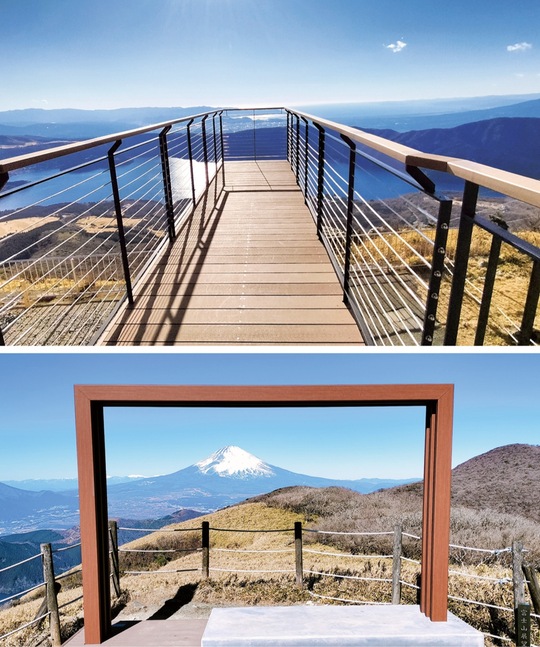 空中に突き出した展望デッキ（上）と、富士山を収める位置に設置されたフォトフレーム