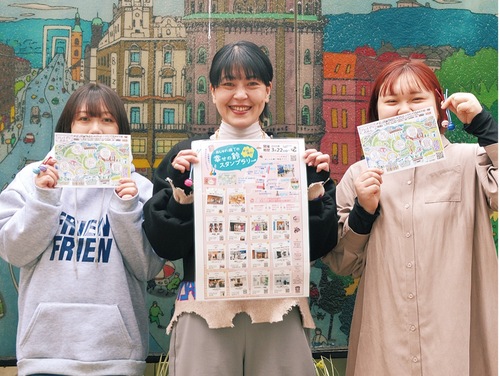 スタンプラリーシートを持つ女性店主ら