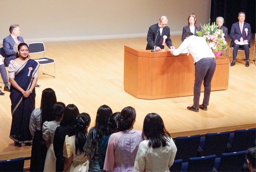 厳かに卒業証書を受け取る学生