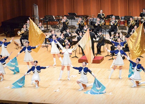 カラーガードの華麗な演技