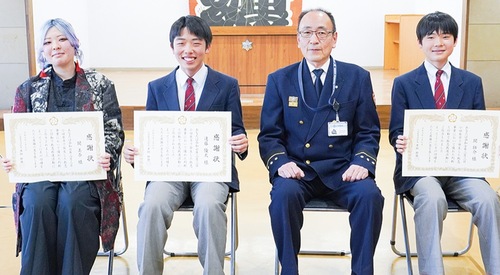 左から関美奈さん、遠藤さん、黒栁消防長、関壮介さん