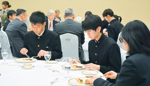 コース料理を前に緊張の面持ちの生徒