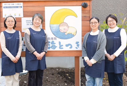 岩田院長（左から２番目）とプロジェクトのメンバー