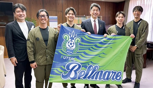 加藤市長（右から３人目）も活躍を期待した