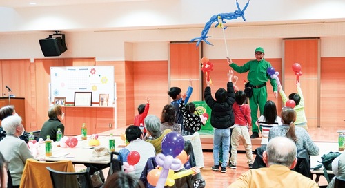 会場を沸かせたバルーンアートパフォーマンス