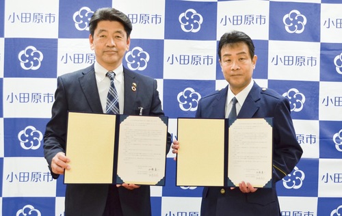 協定書を持つ加藤市長（左）と松本署長