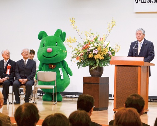 あいさつする古川理事長