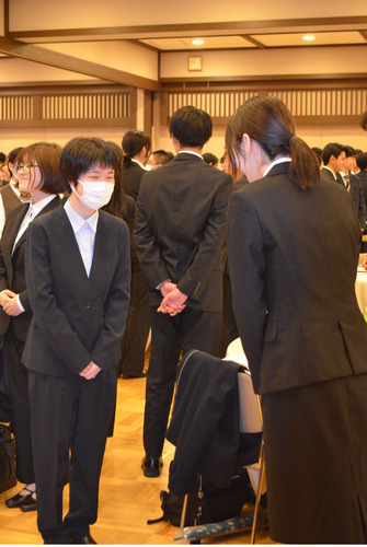 お辞儀の作法を学ぶ新入社員