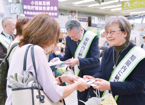 啓発活動を行う丸塚会長（右）