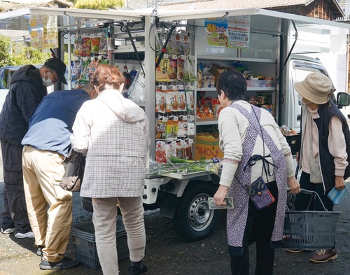 商品を買い求める町民