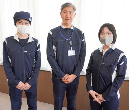 リニューアルした構内服（中央は山口工場長）
