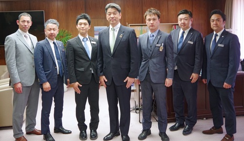 加藤市長（中央）と新年度役員