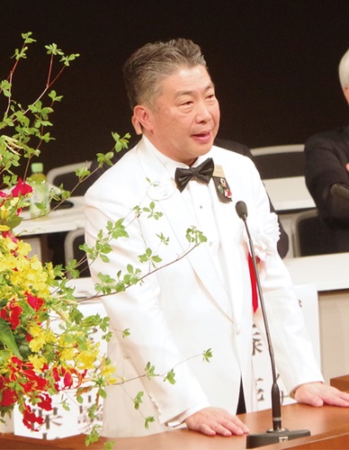 挨拶する倉田雅史ガバナー