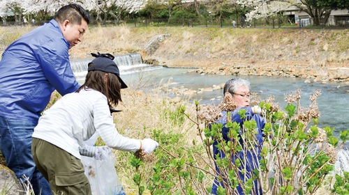 アジサイの手入れをするライオンズメンバーと箱根恵明学園の児童