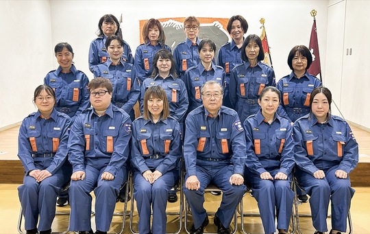 出陣式に参加したメンバー（前列中央右が中村消防団長、同左が小河女性分団長）