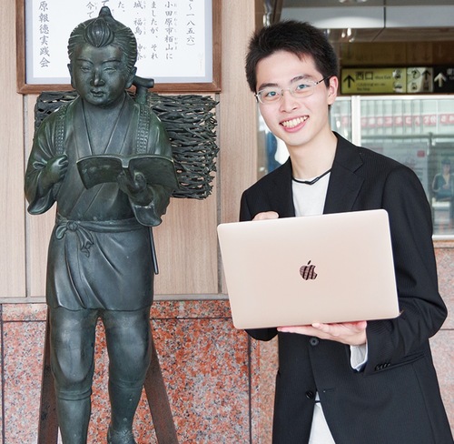 ＰＣで現代風「金次郎ポーズ」をとる湊さん