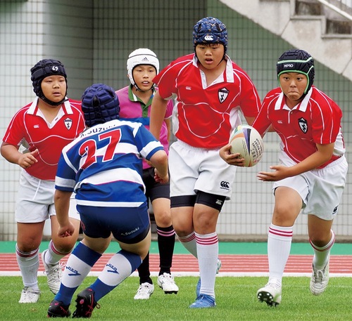 小田原ラグビースクール（赤）も熱い戦いを見せた