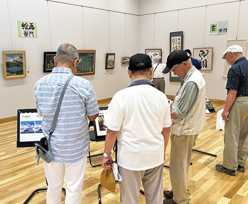 作品に見入る来場者