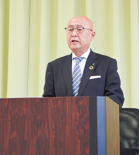 あいさつする神谷理事長