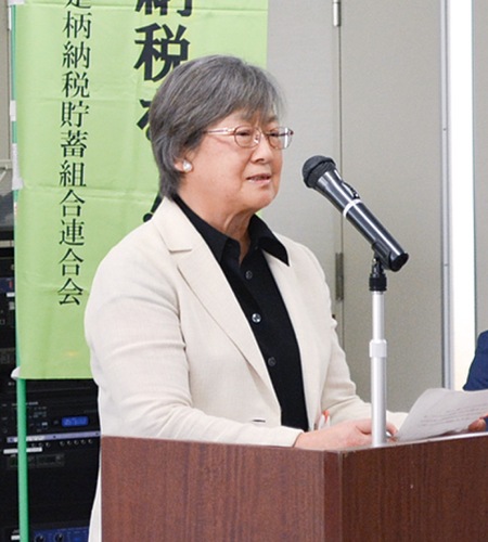 あいさつする丸塚会長