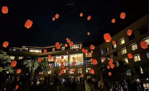 庭園でランタンを浮かべる