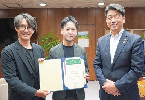 （右から）加藤市長、文祥堂の岸さん、國元さん