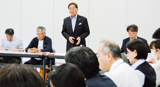 あいさつする古川代表と関係者