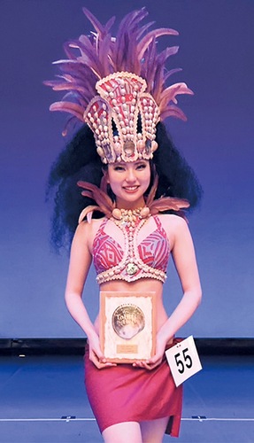 記念の盾を手にした熊谷さん（提供）