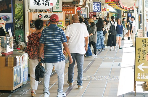 観光客が行き交う箱根湯本駅前（６月17日撮影）
