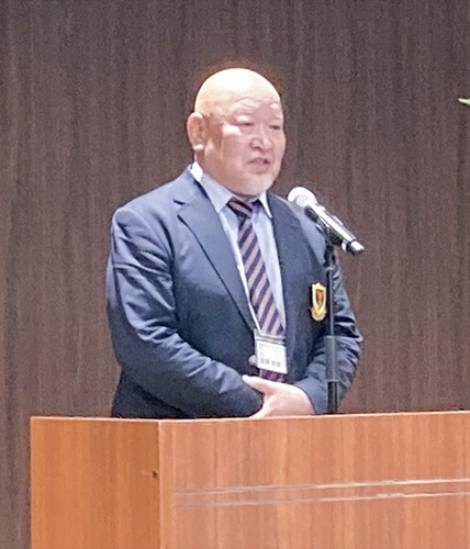 式典で挨拶する高橋会長