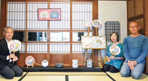 石黒専務(左)と小林さん(中央)、山本さん