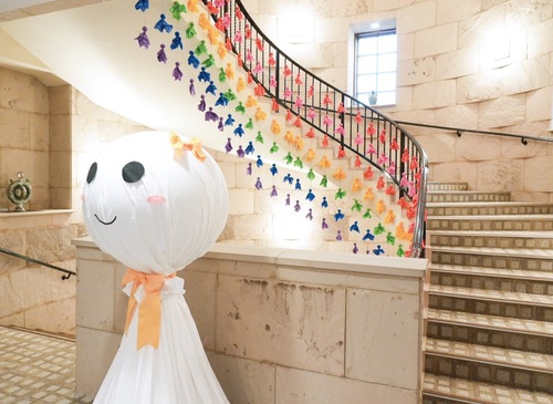 らせん階段に飾られたてるてる坊主