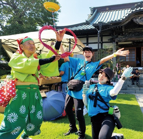 イベントを企画した安藤さん（中央）と実行委員会メンバー（右）。大道芸人が会場を盛り上げた
