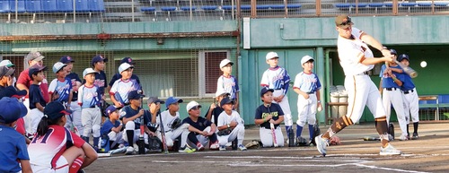 見事な「柵越え」を披露した大田さん