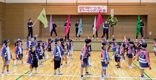 元気よく踊る園児（提供）