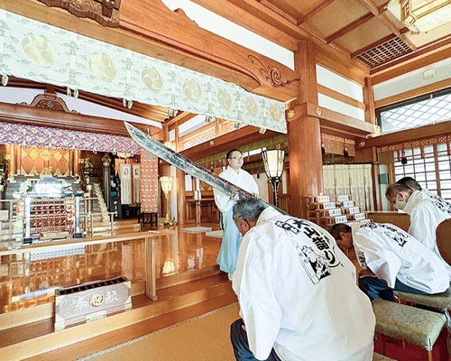 大山阿夫利神社下社を参拝する組合有志