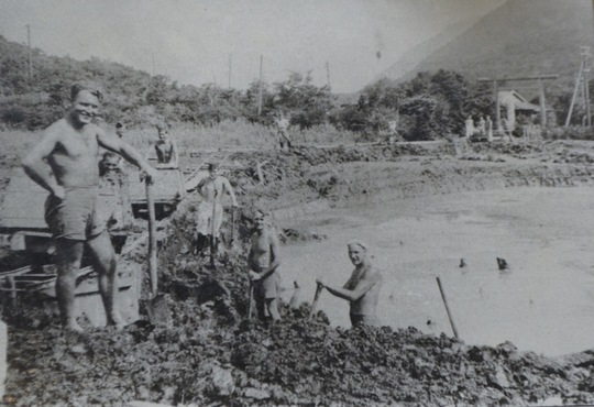 池を掘るドイツ兵（旅館所蔵）
