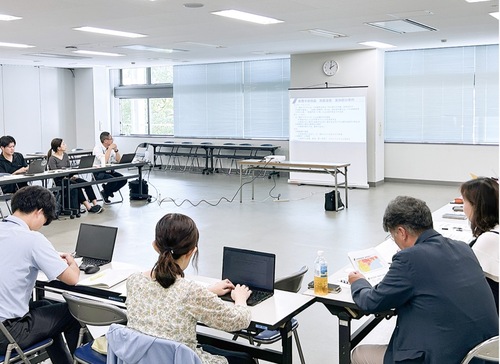 講演に耳を傾ける参加者