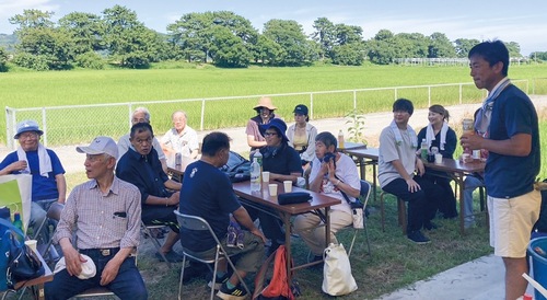 パーティーであいさつする志村さん（右端）＝提供