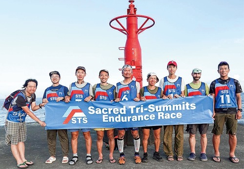 前回のゴール風景。完走者（中央3人）を途中棄権者や関係者らが出迎えた